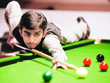 Photo of Pankaj Advani playing billiards #1